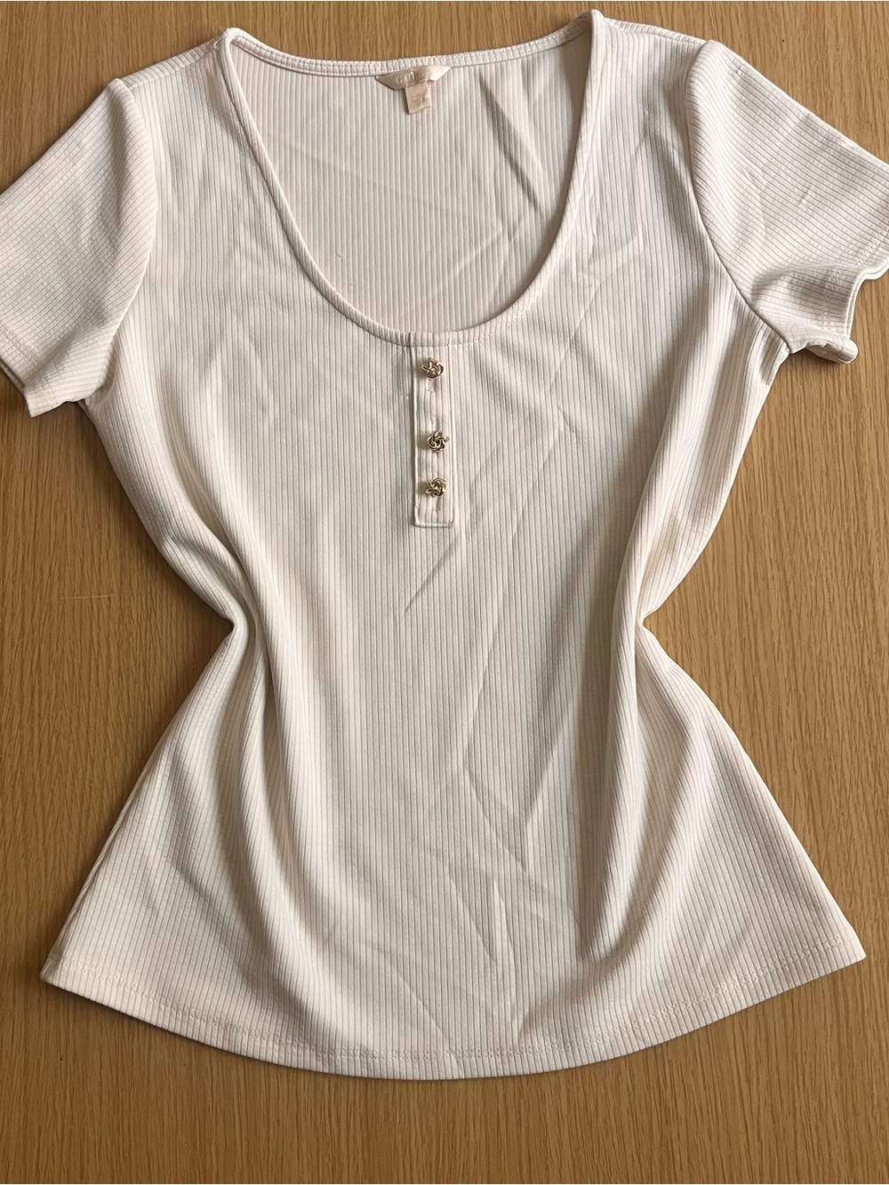 Guess White Clean Girl Ribbed Tee ✨ Gold Button Charms Scoop Neck Size M